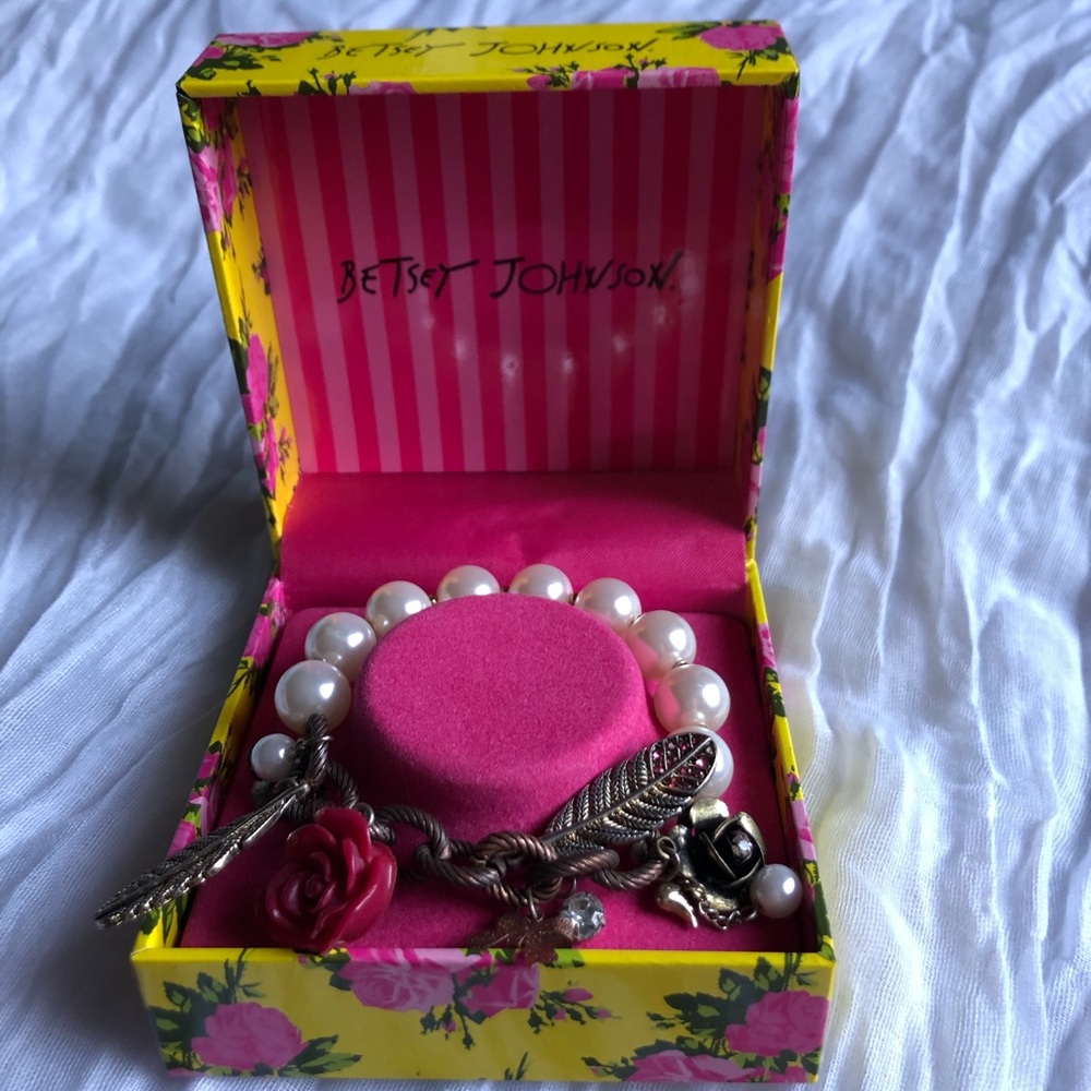 Betsey Johnson charm bracelet - Picture 3 of 4